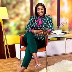 Green Multicolor Pant set Color: Pink and Green Size:16 Go by measurements.